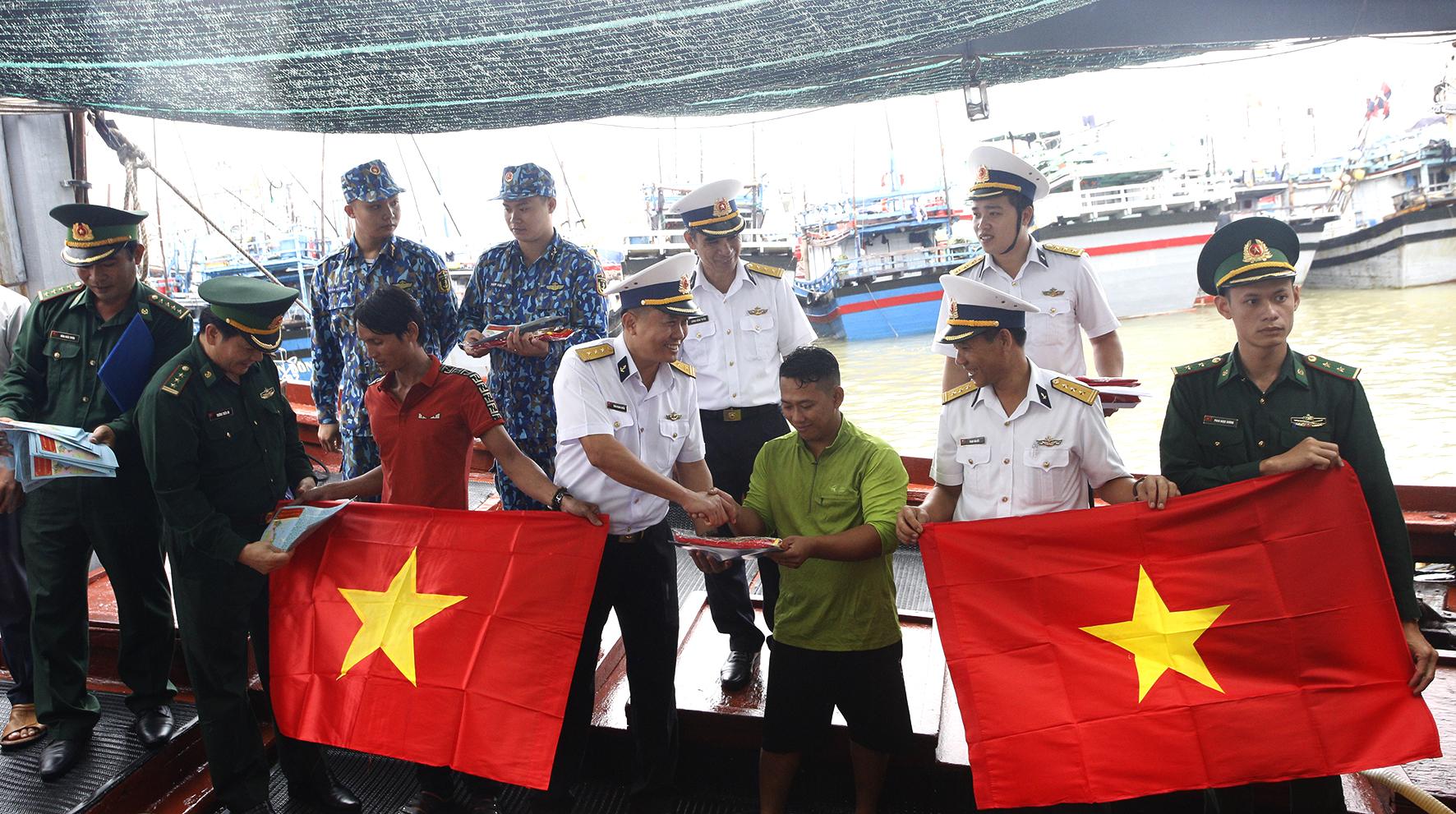 Lữ đoàn 682 tổ chức nhiều hoạt động giúp ngư dân vươn khơi bám biển